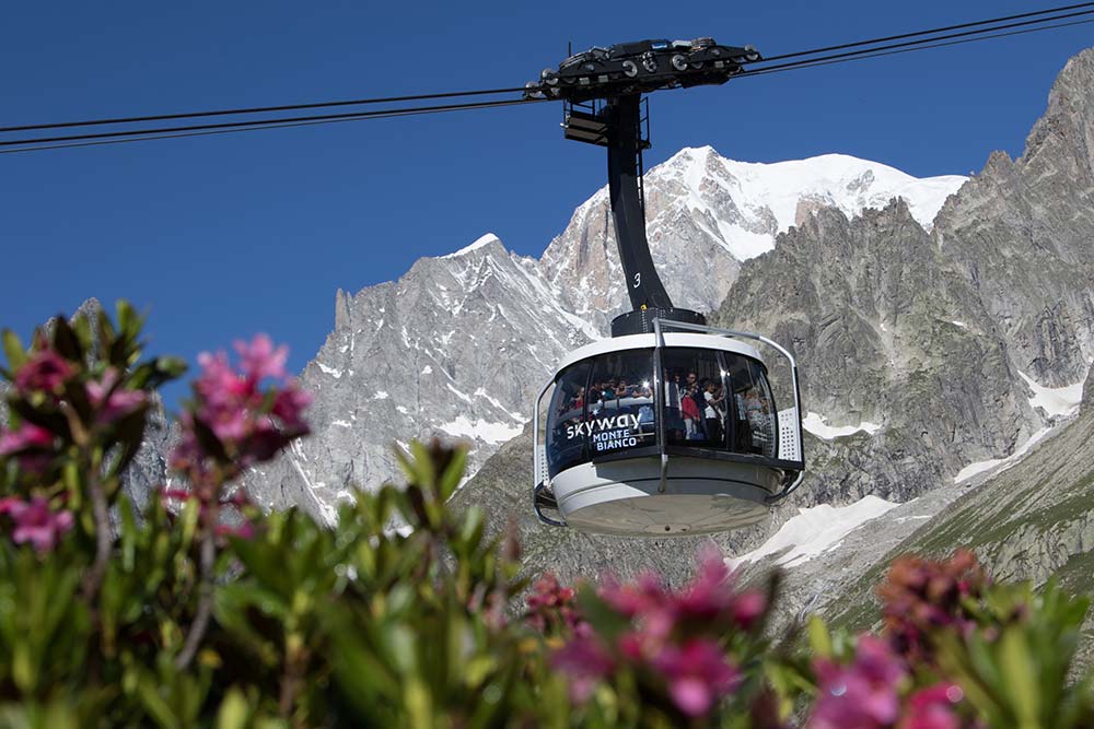 Aoste - Monter à la pointe Hellbronner dans l’une des cabines pivotantes du Skyway MonteBianco.