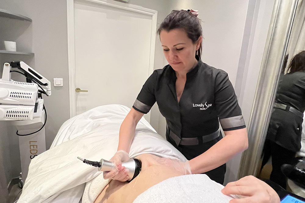 Corina pratique la Lipocavitation sur le ventre de la cliente.