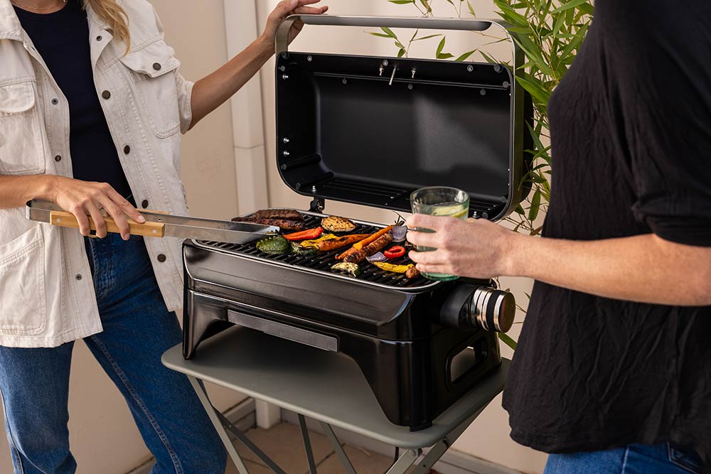 Attitude 2go Electric est un barbecue compact sur socle, qui se case et se range partout