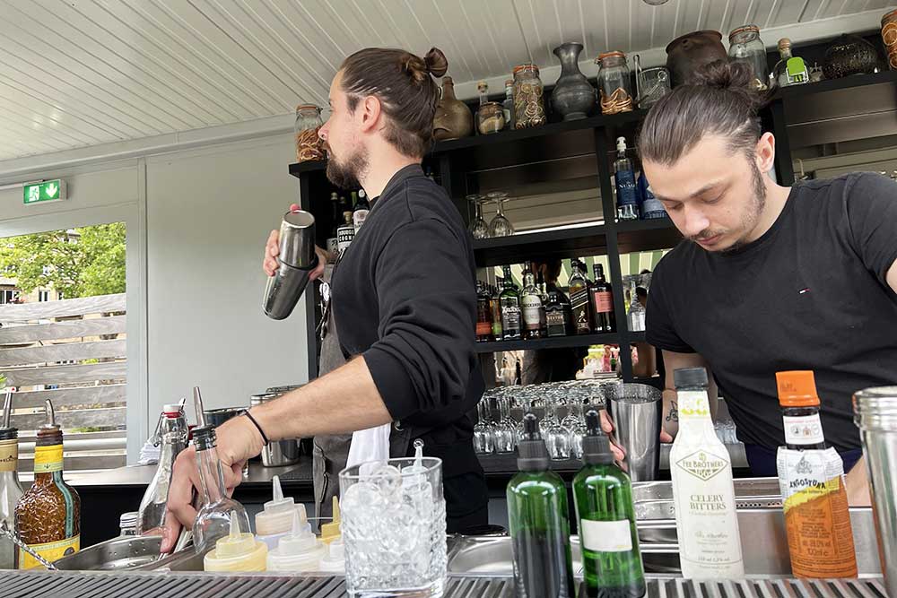 Alexis Lebrun mixologue de 26 ans Axel Voyer le chef barman.