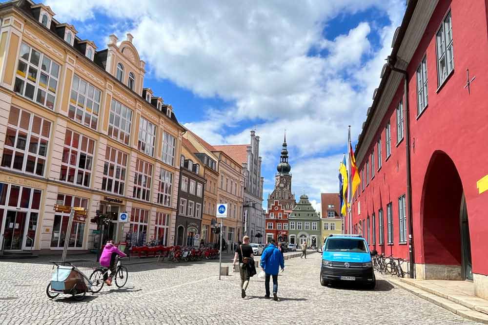 Friedrich - Une rue avec, à droite, l’ancien marché aux Poissons et au fond, Saint-Nicolas (Greifswald)