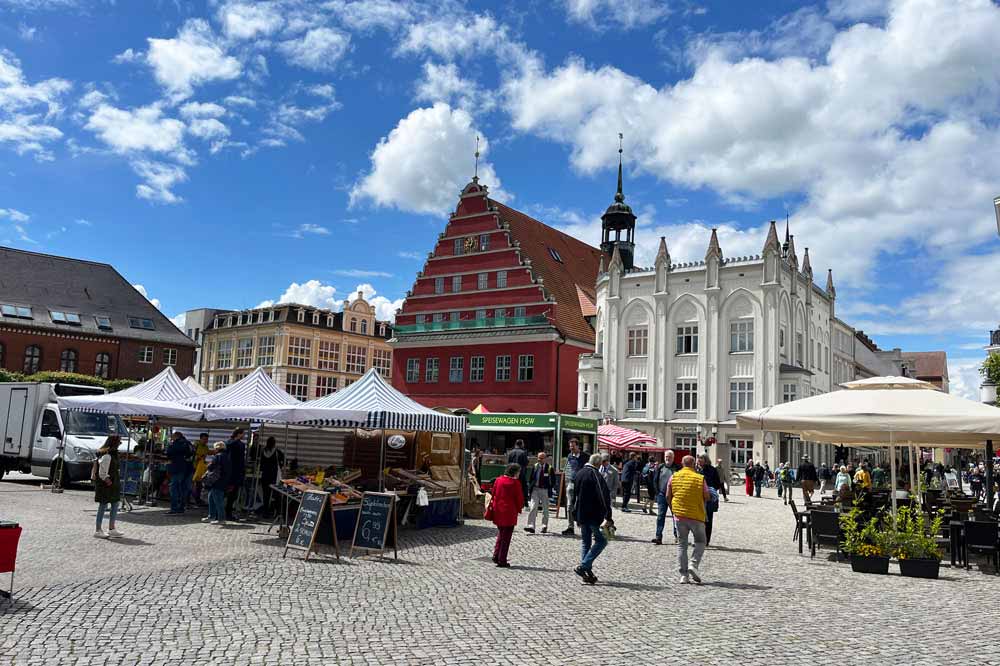 La place du Marché avec l’ancien marché aux Poissons et ses murs sang de boeuf (Greifswald)