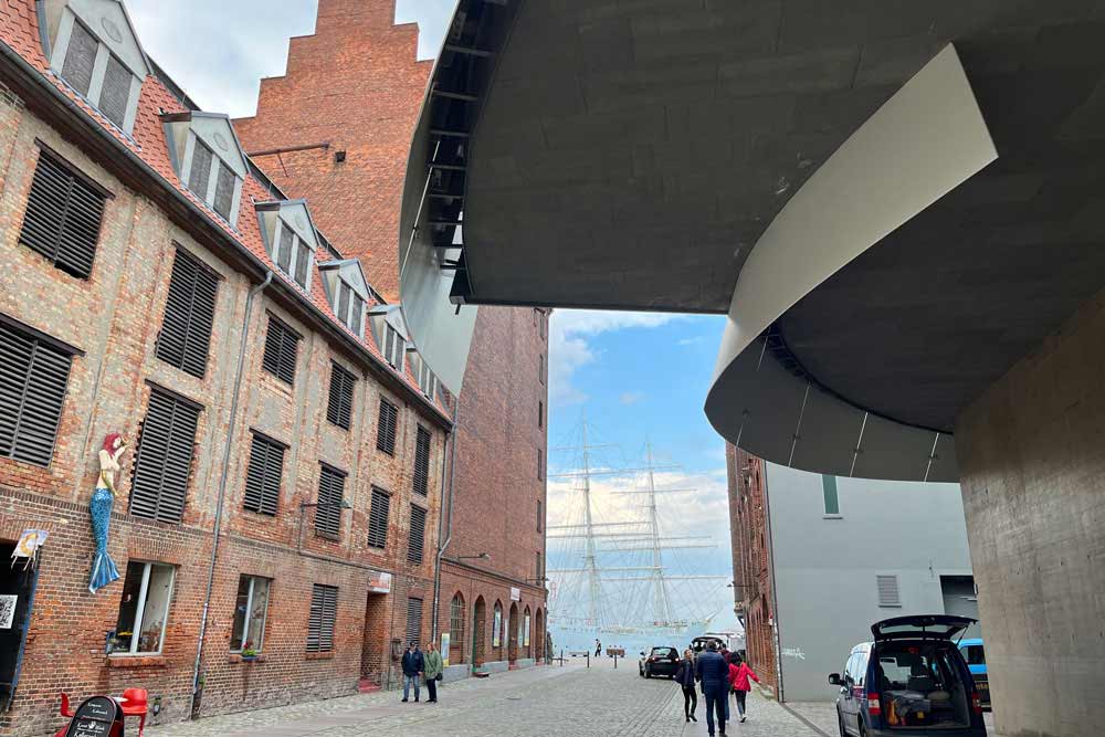 Rue menant à la mer avec à droite l’Ozeaneum (Stralsund)