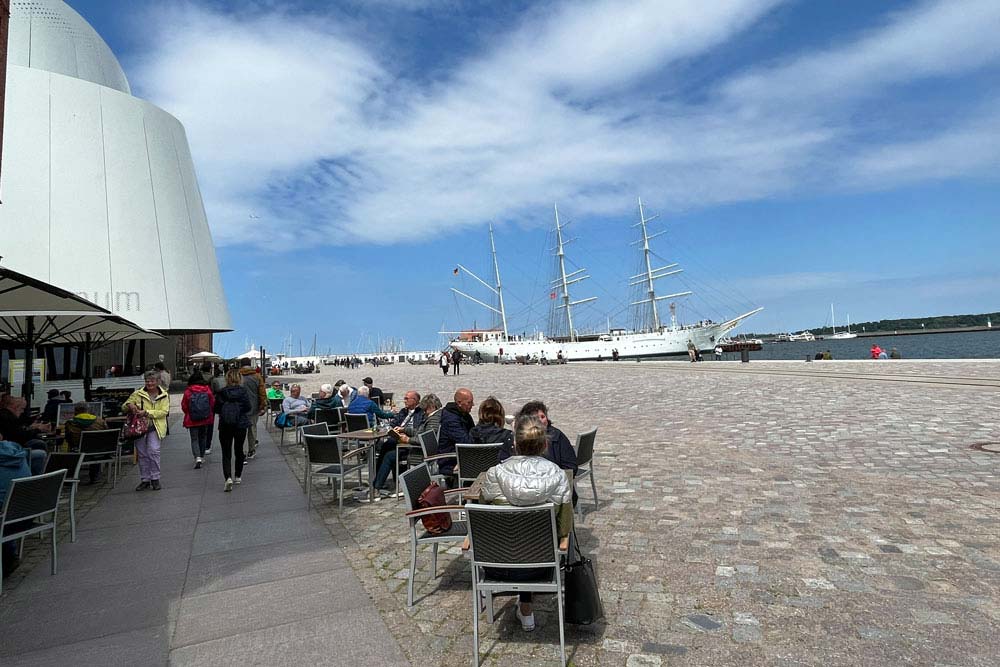 Esplanade au bord de la Baltique avec, à gauche, l’Ozeaneum (Stralsund)