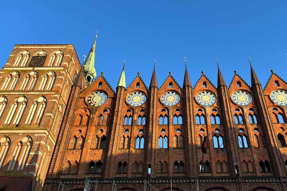 Soleil couchant sur L’Eglise Saint-Nicolas et l’ancien hôtel de ville de Sralsund