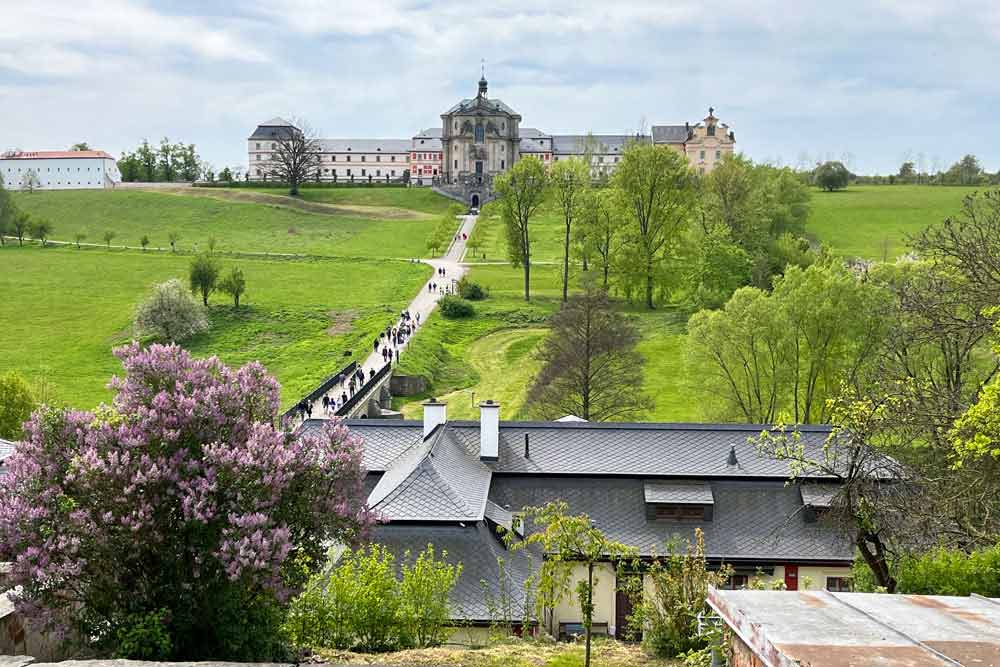 Hradec Králové - Vue du complexe de Kuks avec au premier plan le village du même nom