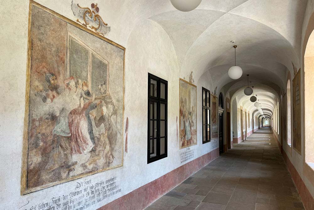 Hradec Králové - Le corridor de l’hôpital avec une série de peintures mettant en scène la grande faucheuse… (Kuks)