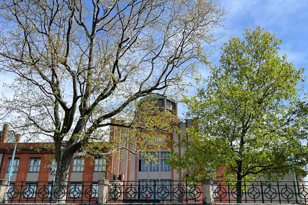 Vue du musée de la Bohême orientale depuis la rivière Labe, lors d’un tour en bateau (Hradec Králové)