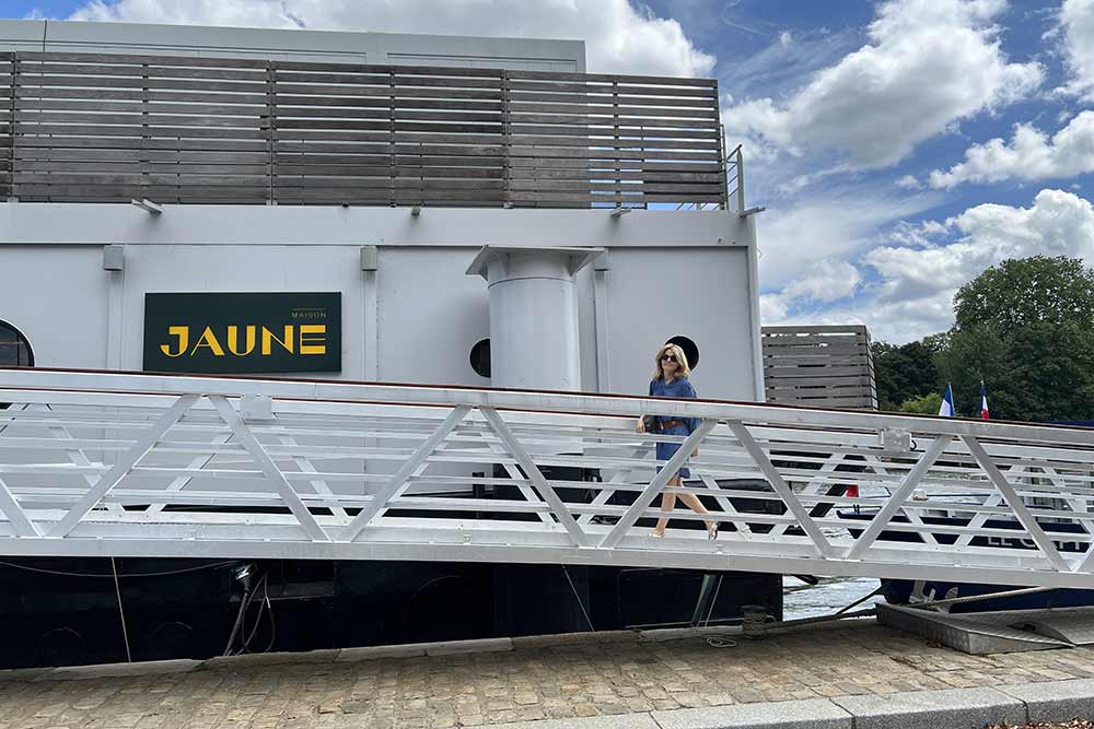 Pour accéder à l'intérieur de la Barge, il faut emprunter une passerelle.