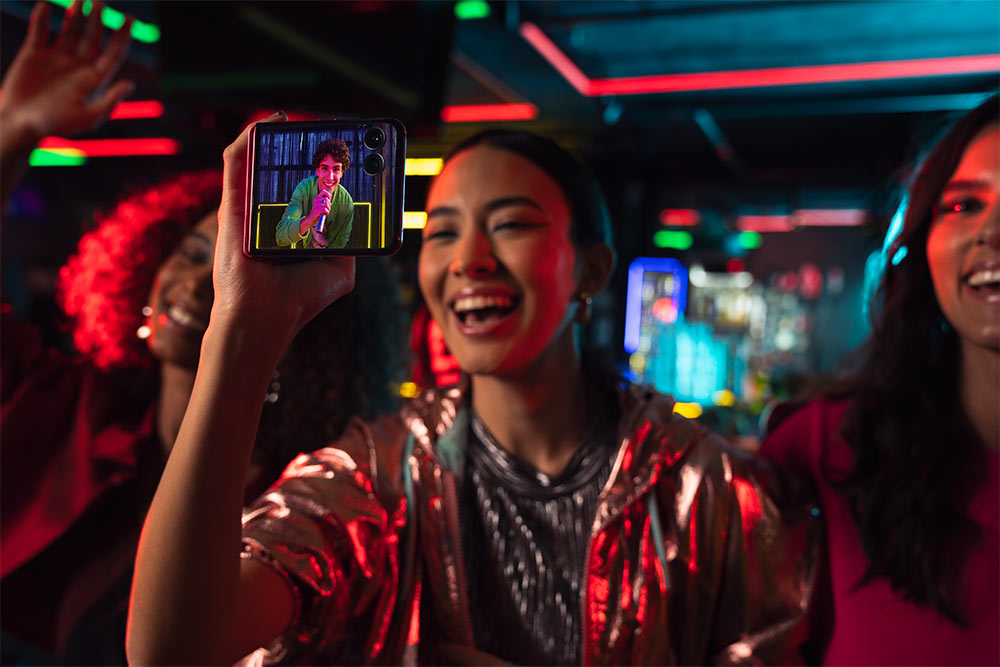 En discothèque, ce smartphone est un allié de choix.