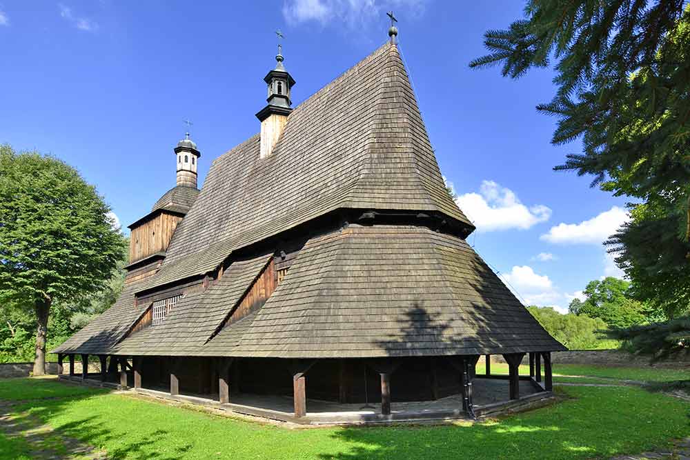 L’Eglise des Apôtres Saint Philippe et Saint Jacques à Sekowa : C'est le bois de mélèze qui a été choisi pour sa construction.