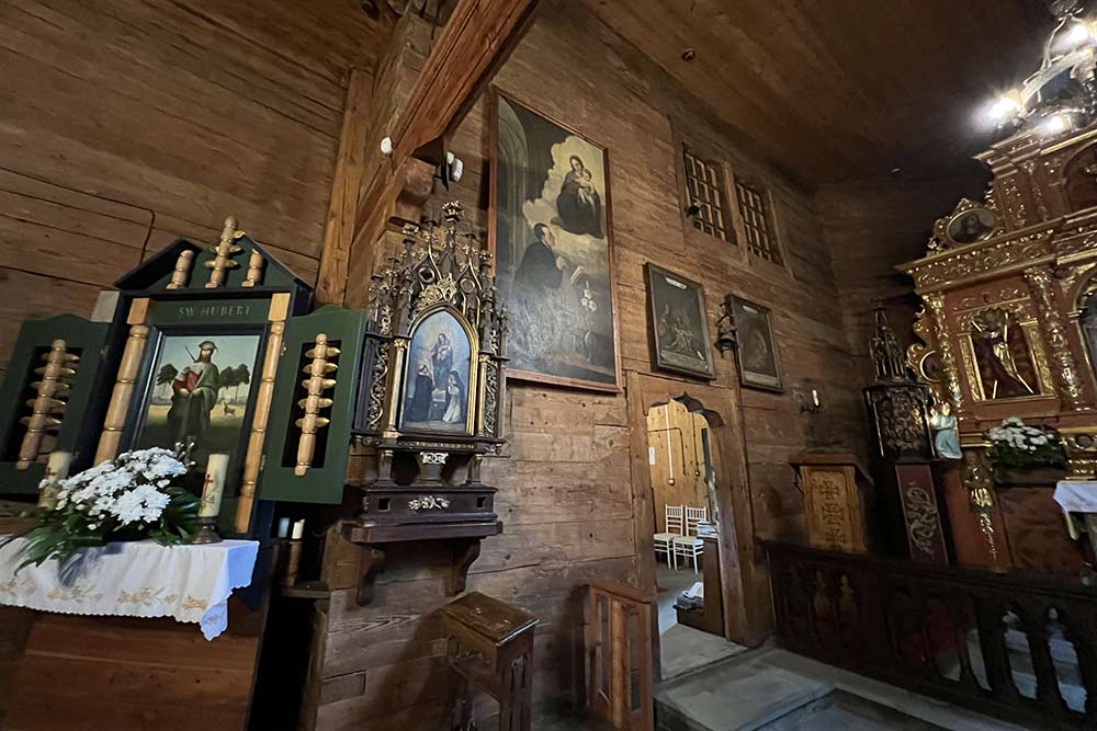 Intérieur de l'église St Philippe et St Jacques.