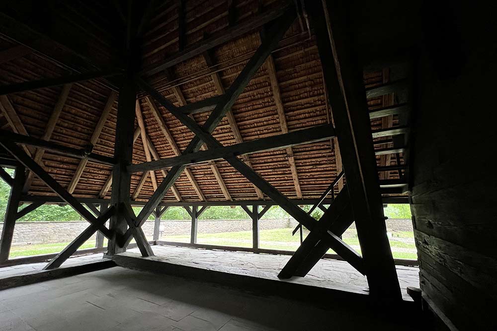 Eglises en bois - L'emban et ses arcades basses qui entourent l’église.