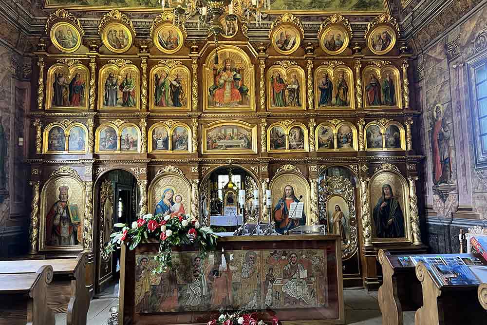 Eglises en bois - une iconostase plus ancienne d’un siècle et miraculeusement complète.