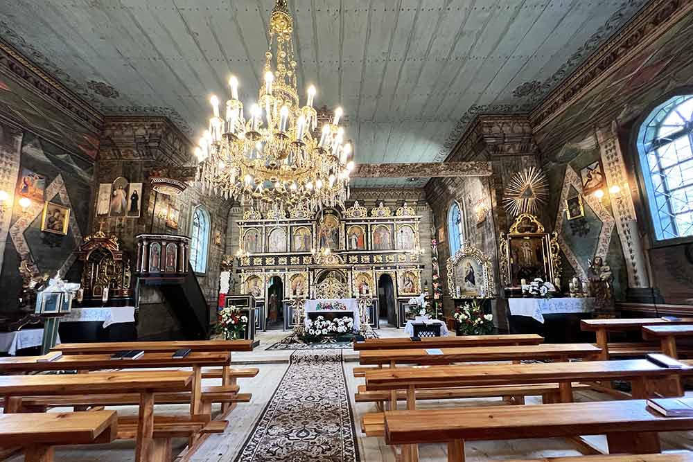 Eglises en bois - L’intérieur est décoré de polychromies pourvues d’ornements et à figuration de la fin du XXème siècle.