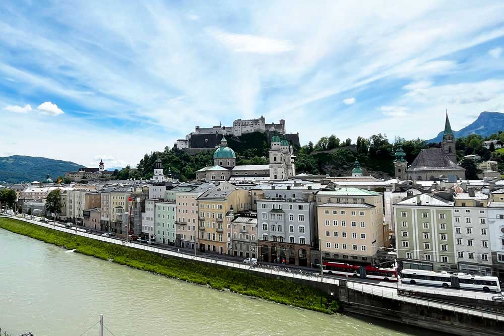 Salzbourg - Les quais de la Salzach. Tout en haut, la forteresse.