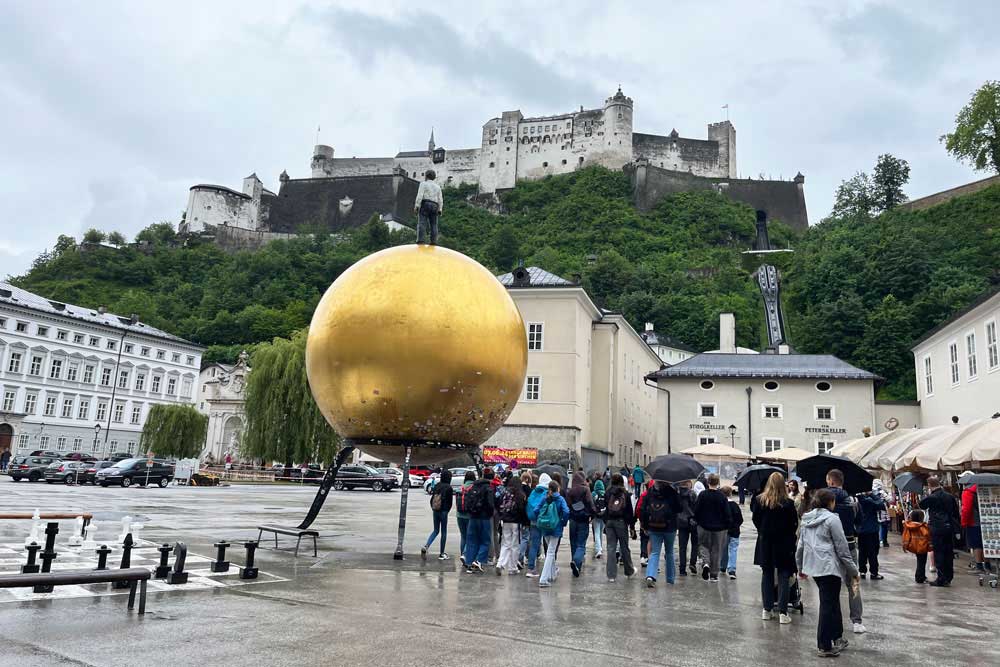 Salzbourg - La Kapitelplatz avec la « Sphaera » de Stephan Balkenhol et en haut, la Forteresse