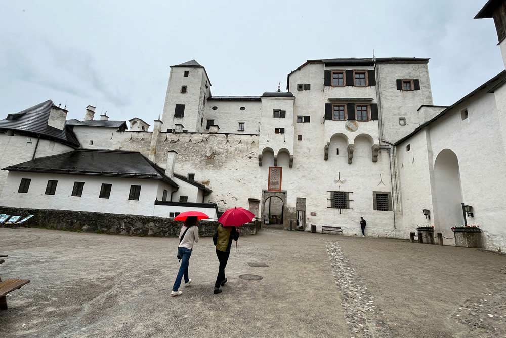 Salzbourg - Une cour de la Forteresse.