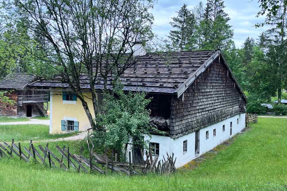 Un chalet et sa clôture en bois traditionnelle (Salzburger Freilichtmuseum).