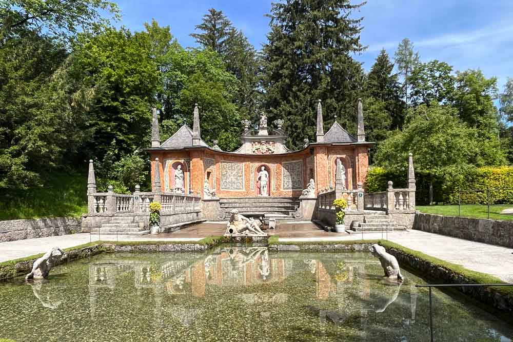 L’amphithéâtre romain et sa table « piégée » (Jardins d’Hellbrunn).