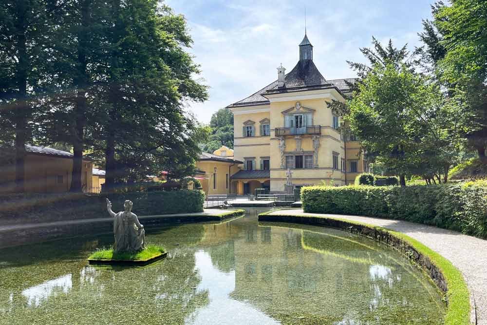 Salzbourg - Bassin avec, au fond, le château (Jardins d’Hellbrunn).