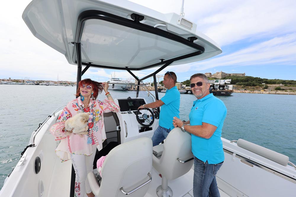 Wiziboat - Any d'Avray, avec Vahïna dans ses bras, semble ravie de cette promenade en mer sur un bateau Wiziboat.