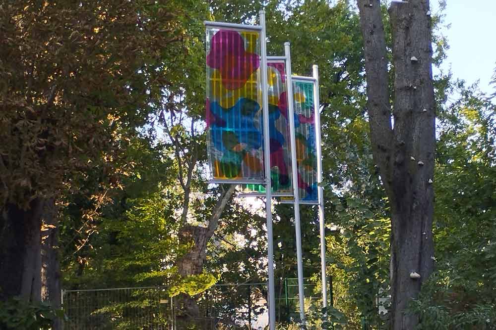 Ces drapeaux fournissent en fait de l’électricité en flottant au vent.