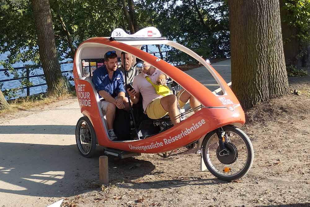 Berlin - Des rickshaws électriques permettent de découvrir l’ensemble du parc. 