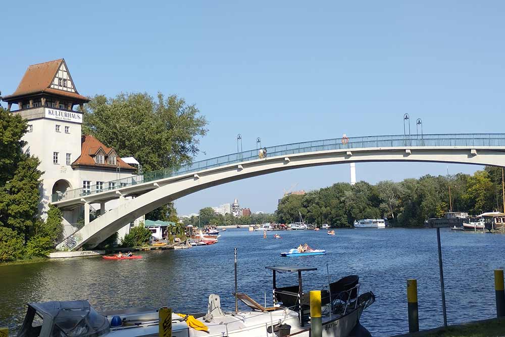 Un petit pont permet de rejoindre la maison de la Culture depuis le parc.