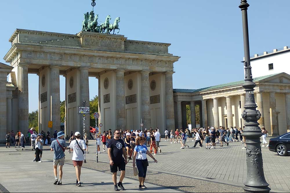 BERLIN - La porte de Brandebourg symbole de la division puis de la réunification de Berlin.