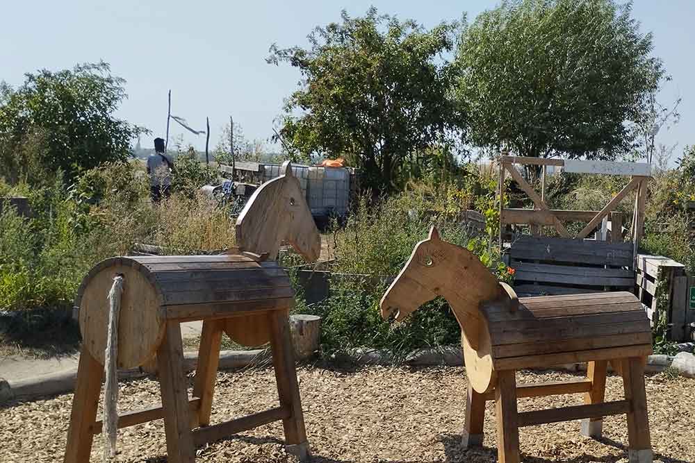 Berlin - Les abords de pistes ont été transformés. Jardins communautaires et aires de jeux y cohabitent désormais. On bronze aussi sur ses pelouses.