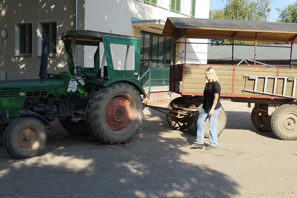 Berlin - On peut parcourir l’exploitation à bord de cette remorque tirée par un tracteur.