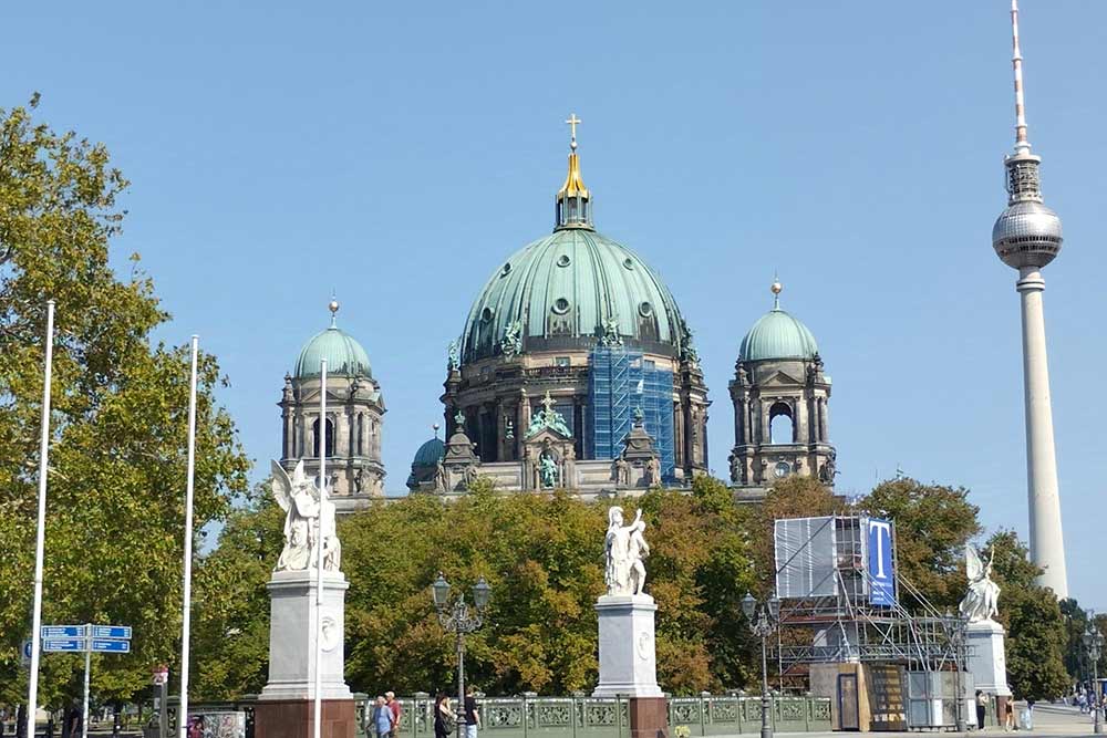 La cathédrale et la tour de télévision de Berlin. 