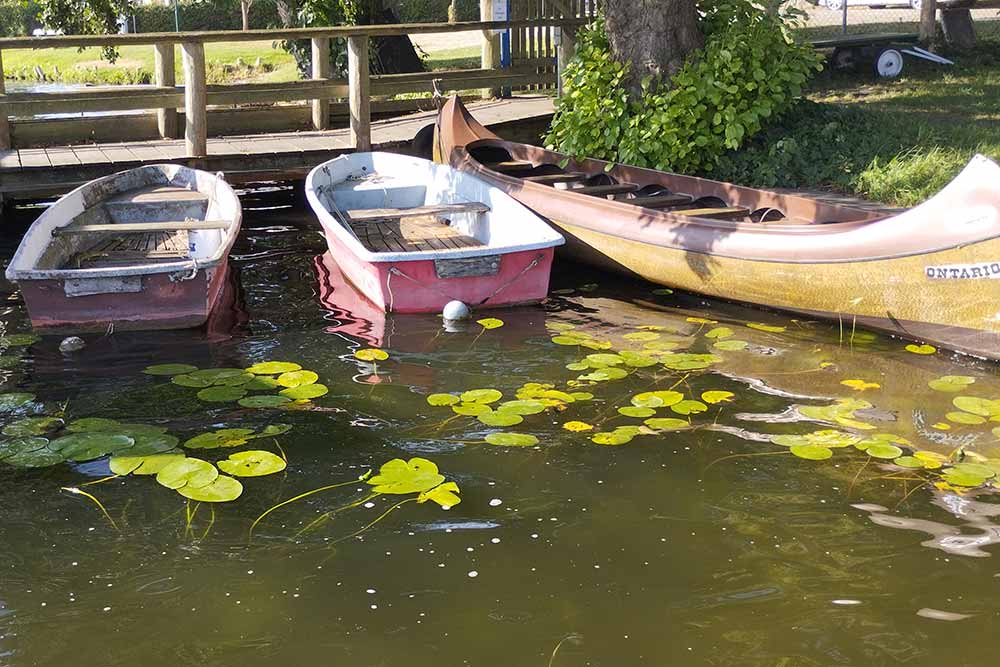 On peut aussi découvrir les lacs en canoë.