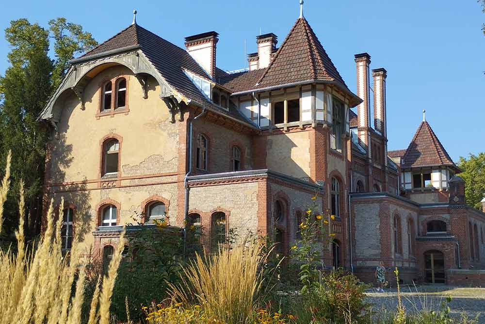 Berlin - Dès l’entrée dans l’enceinte du complexe du sanatorium on est pris dans une ambiance particulière avec la Maison Pförtner.