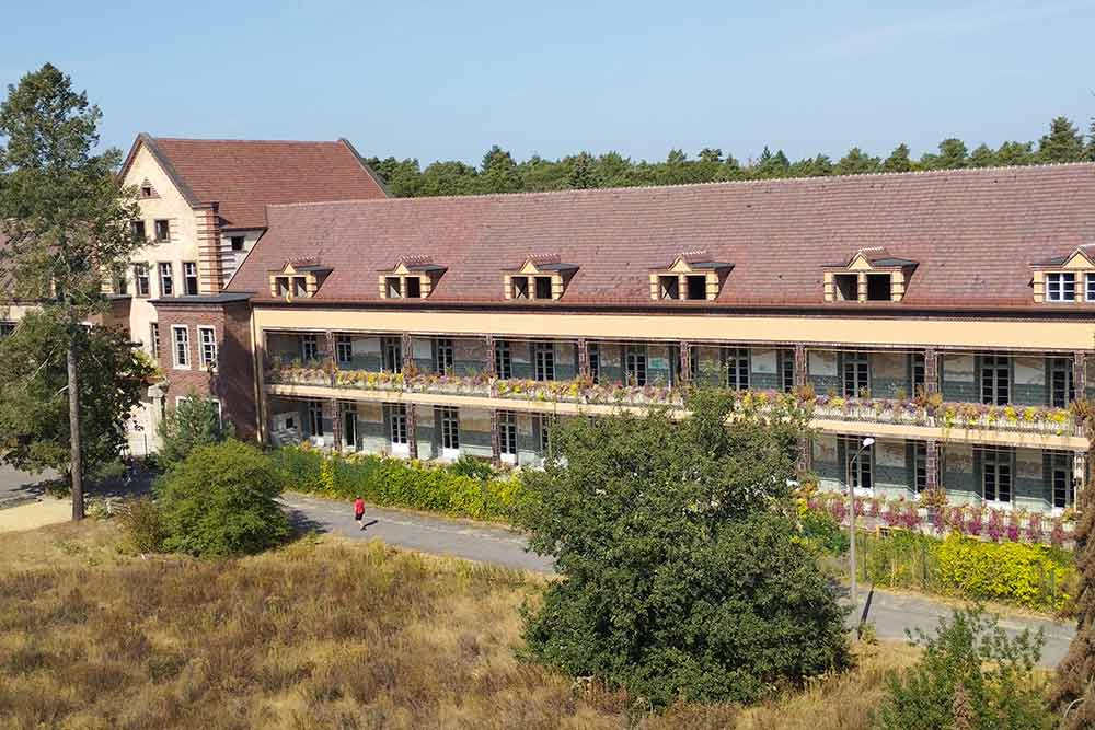 Les terrasses du Pavillon chirurgical ont été restaurées et sont fleuries en fonction des saisons.