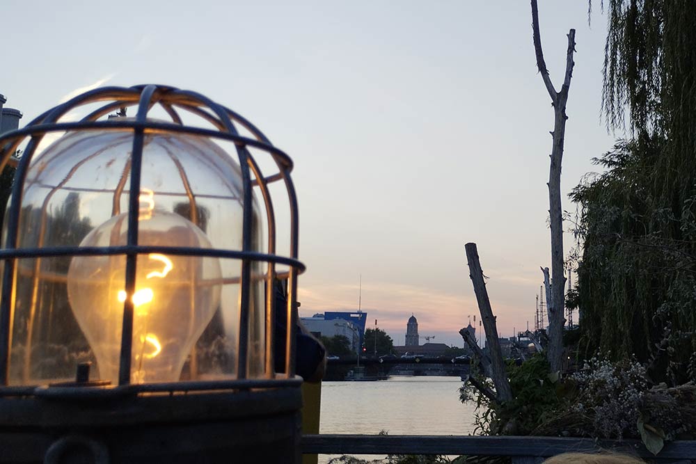 La terrasse du restaurant Kater Schmauss à la tombée de la nuit.