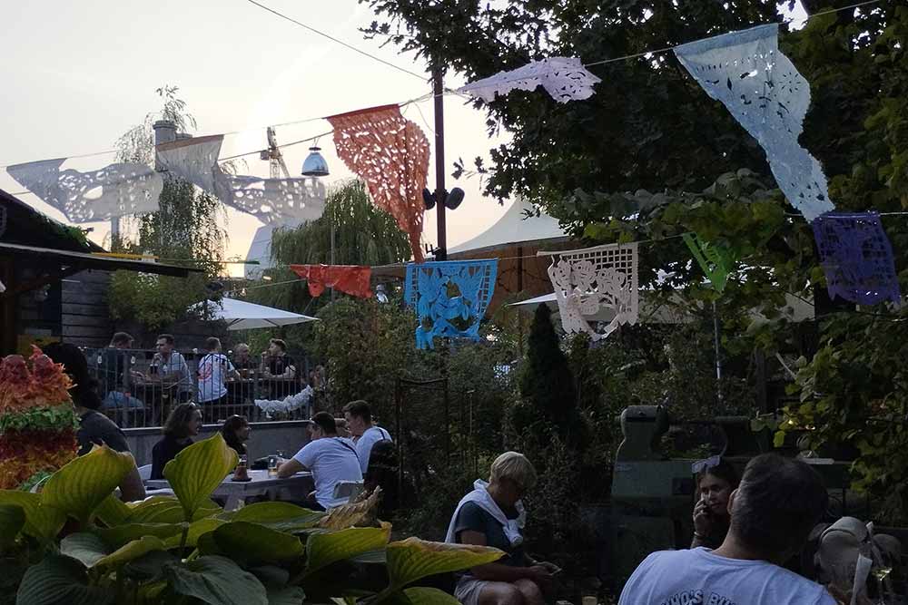 Berlin - Les soirs d’été, les tables des terrasses du Holtzmark sont prises d’assaut.