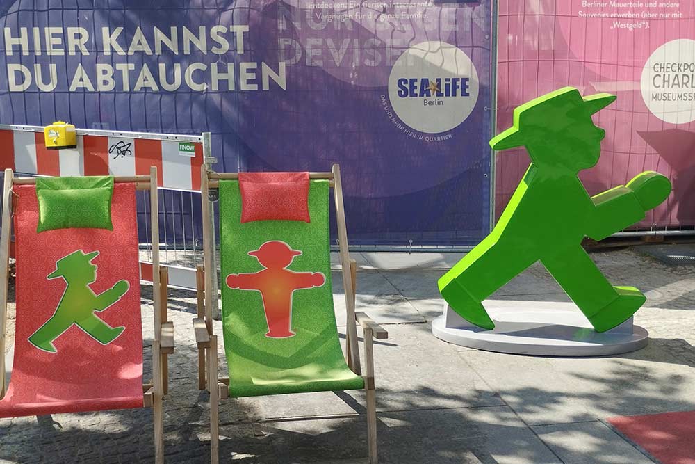 Berlin - Ampelmann, le petit bonhomme signalant si on peut ou non traverser une rue, est devenu un des symboles de Berlin.