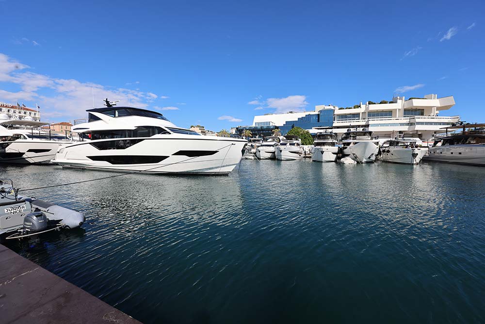 Salon Nautique - Vue d'ensemble de quelques yachts.