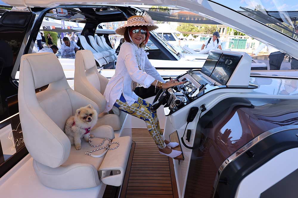 Salon Nautique - Any d'Avray teste un des bateaux exposés.