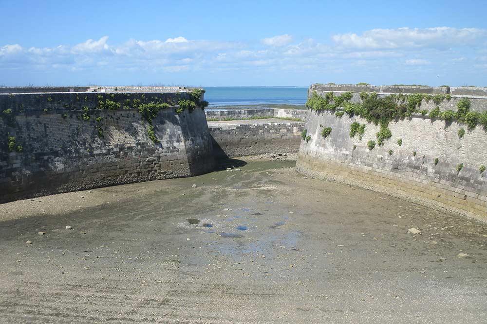 Le mini-port"des Bagnards", à marée basse. En fait c'est du vrai port de St Martin qu'ils embarquaient pour Cayenne