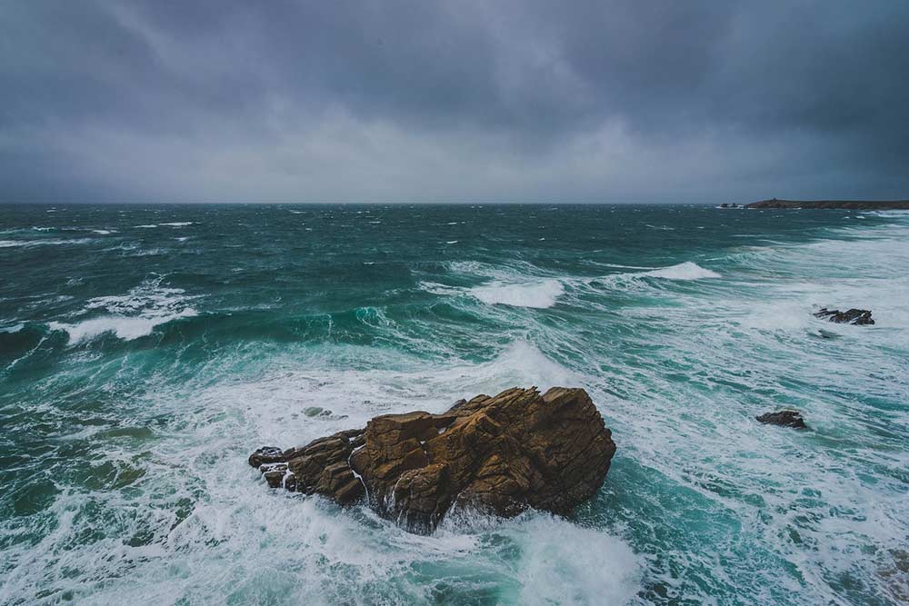 En Bretagne, les pêcheurs pêchent des bons poissons.