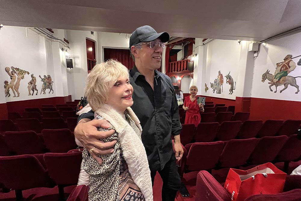 Après le spectacle, Sylvain Beltran Lamy vient voir les spectateurs.