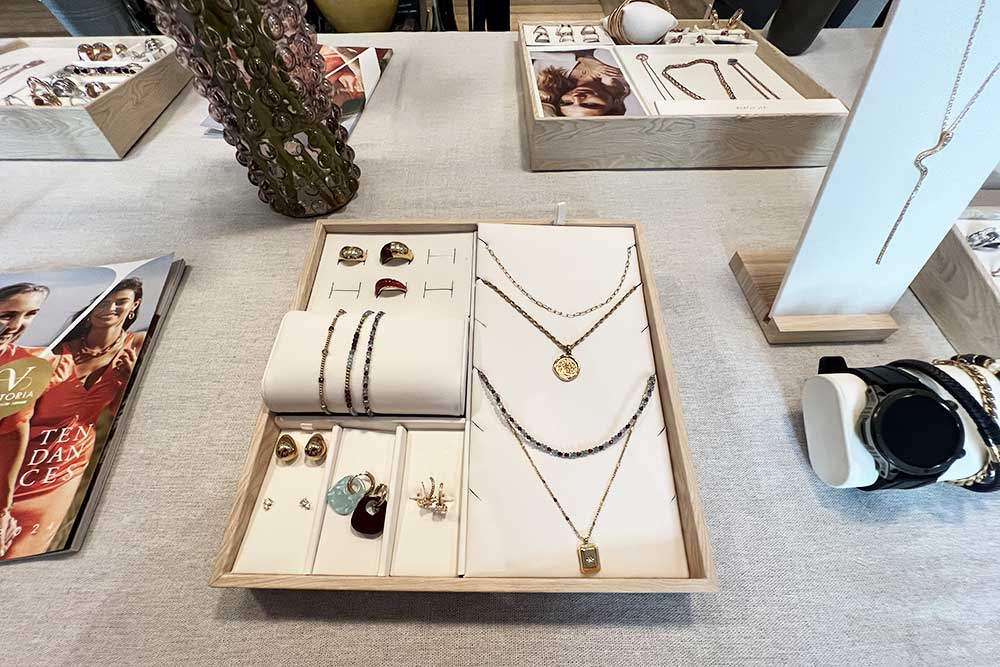 Une belle collection de bijoux.