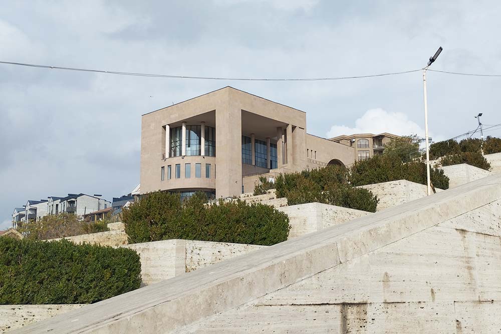 La maison offerte par l’Arménie à Charles Aznavour, venu en aide à son pays d’origine après le tremblement de terre meurtrier de 1988, est aujourd’hui devenu un musée.