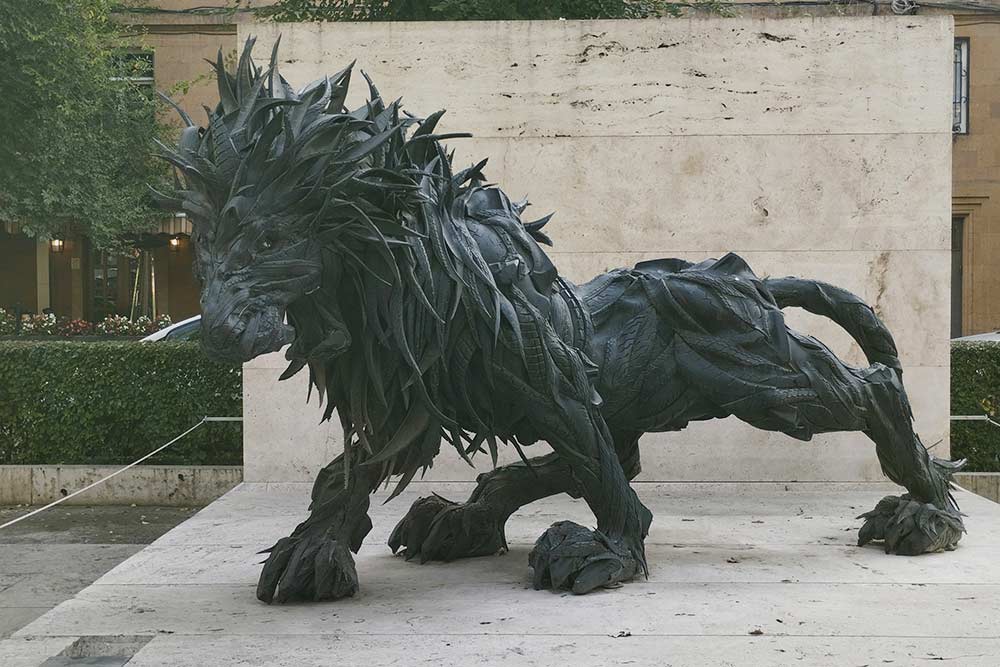 La statue Lion 2 du sculpteur Ji Yong-Ho, dans le parc Tamanian conduisant à la Cascade, immense escalier en pierre calcaire.