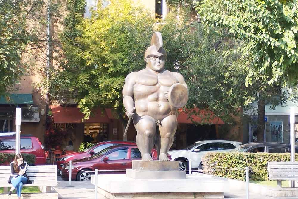 Arménie - Le parc Tamanian propose aussi de superbes statues de Botero comme cet hoplite. 