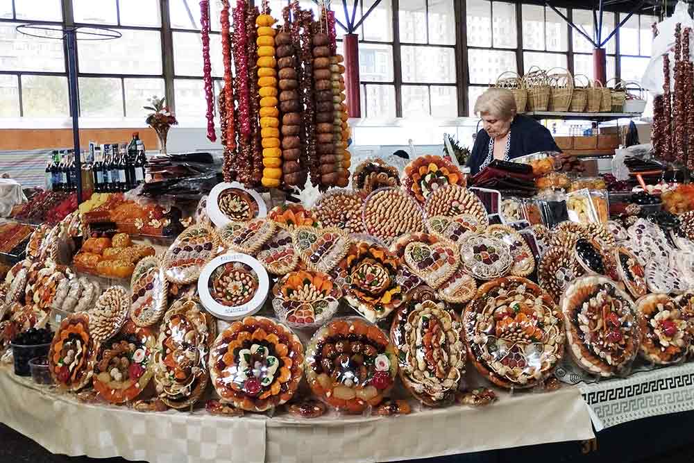  Les corbeilles de fruits confis ou secs font la réputation de ce marché.