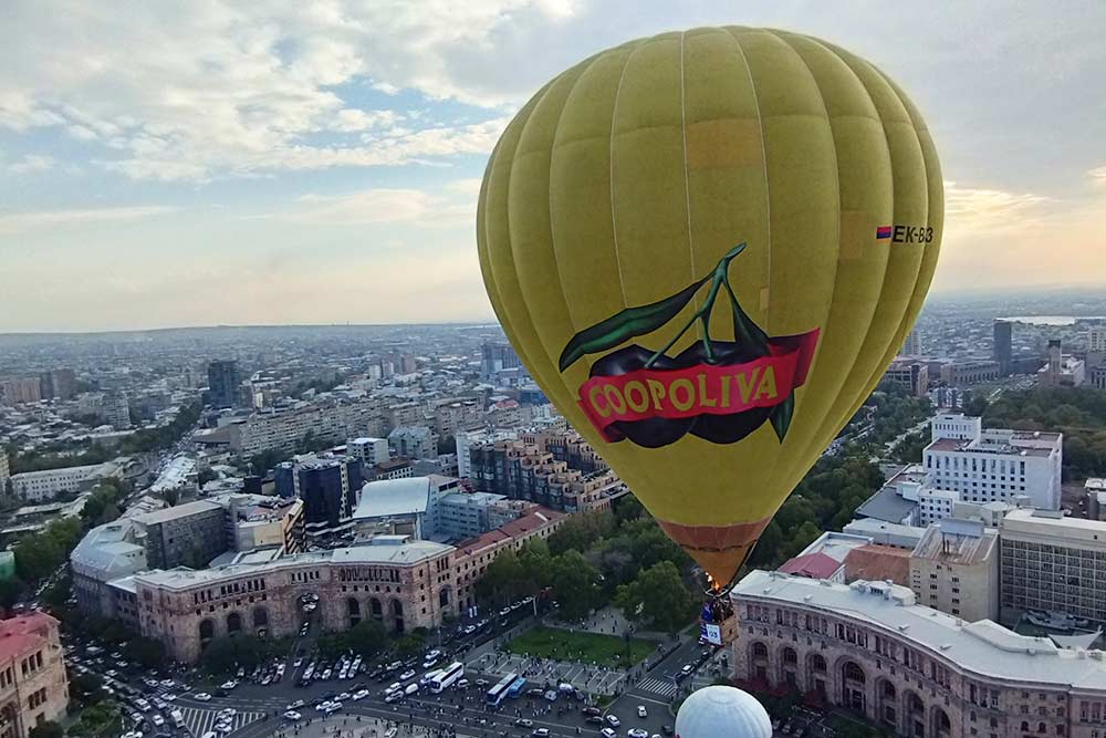 Un survol en montgolfière d’Erevan offre une vue à couper le souffle de la capitale arménienne et du mont Ararat si près et si loin